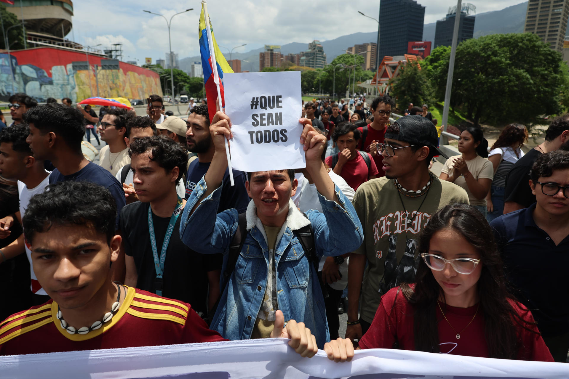 Estudiantes universitarios se manifiestan durante un homenaje por la muerte de Carmen Navas, en Caracas