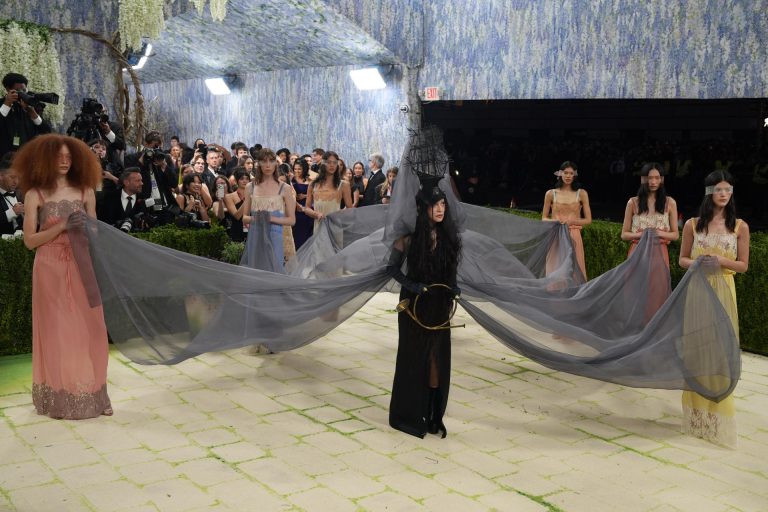Madonna posa durante la alfombra blanca de la Met Gala