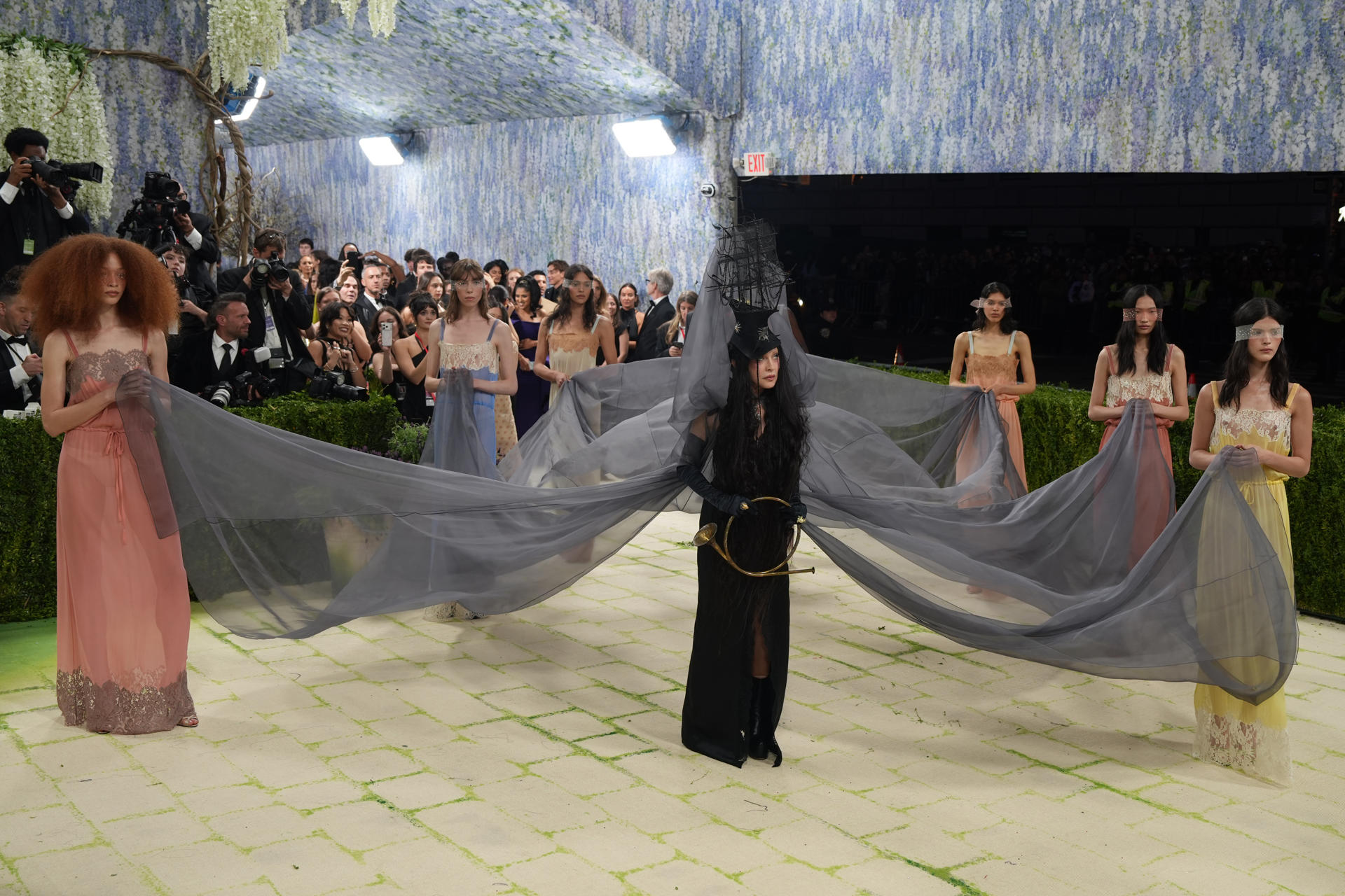 Madonna posa durante la alfombra blanca de la Met Gala