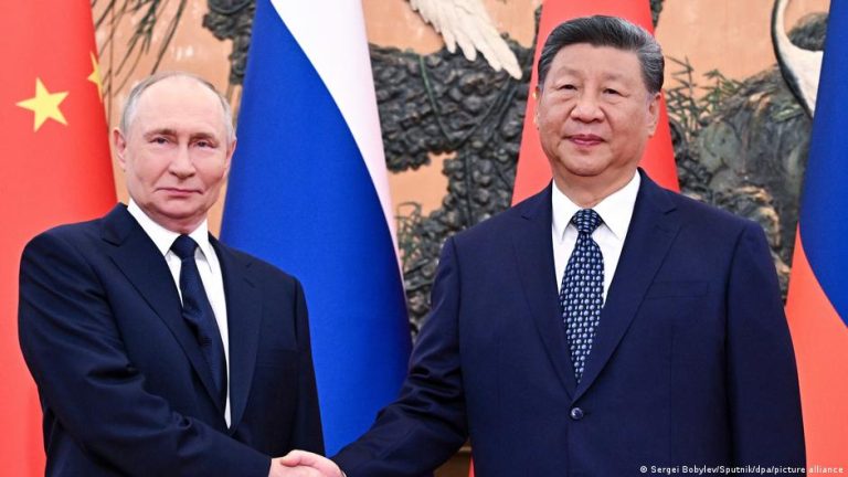Vladimir Putin (izq) y Xi Jinping.