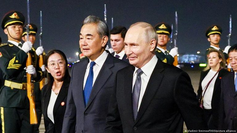 Vladimir Putin, recibido por el ministro de Exteriores de China.