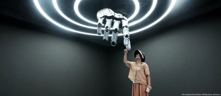 Una mujer toca la mano de un robot