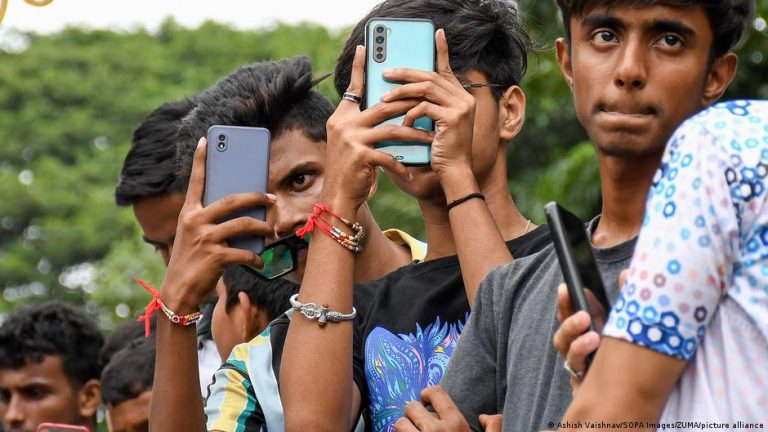 Los jóvenes recurren cada vez más a las redes sociales como fuente de noticias