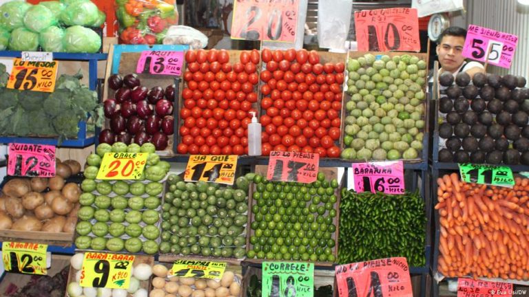 Vendedor en un puesto de frutas