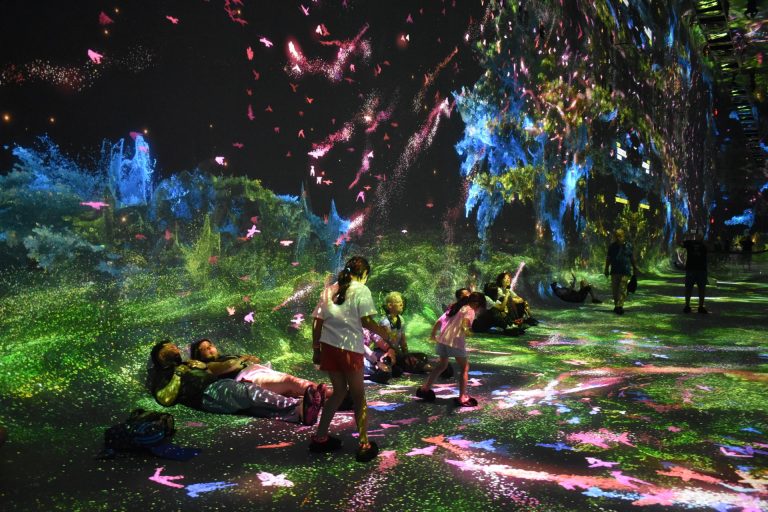 Asistentes a la exposición 'Machine Dreams: Rainforest'