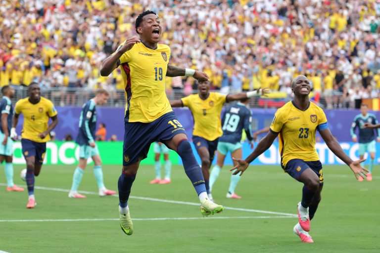 Gonzalo Plata de Ecuador celebra un gol