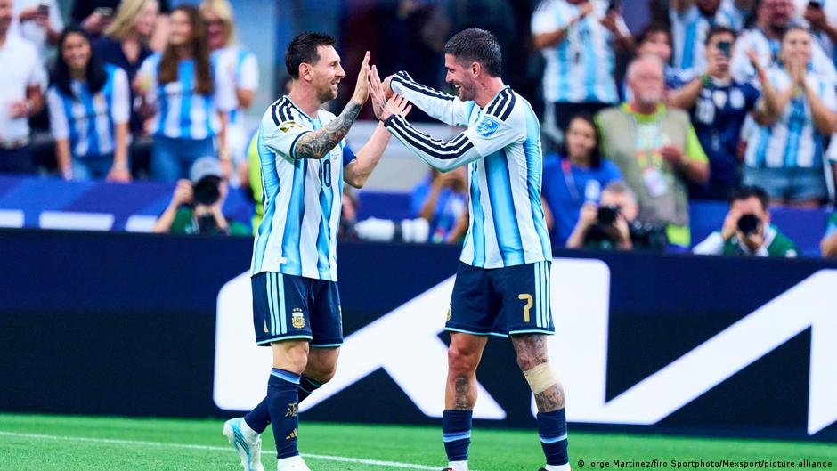 Lionel Messi (izq.) celebra con su colega Rodrigo De Paul