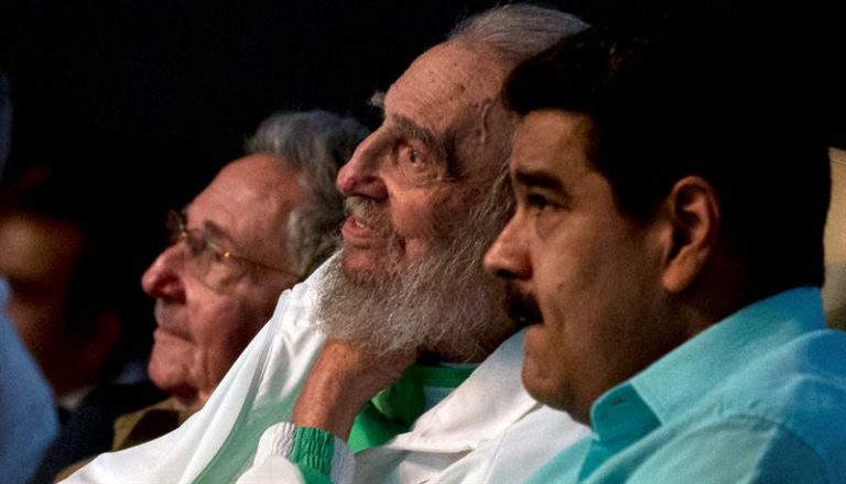 Raúl Castro y Nicolás Maduro, junto a Fidel Castro.