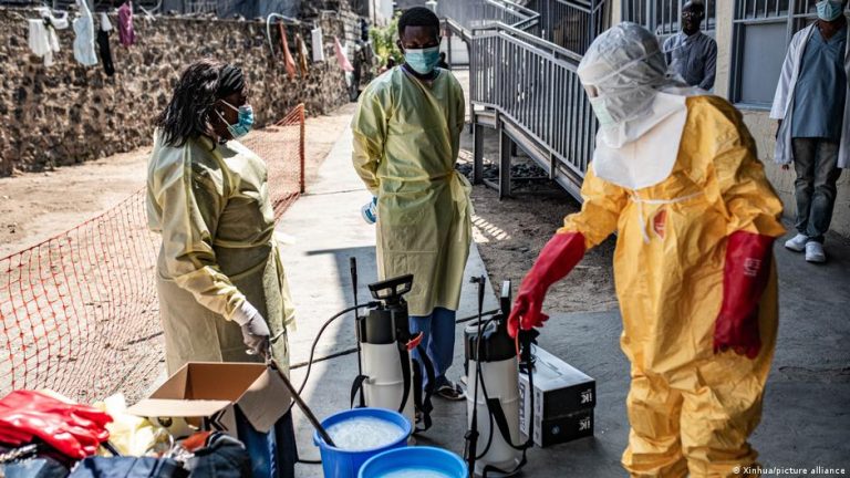 Personal de salud desinfecta un centro de tratamiento del ébola en Goma