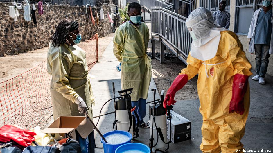 Personal de salud desinfecta un centro de tratamiento del ébola en Goma
