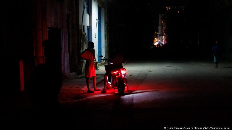 Ciudadanos a oscuras en una calle de La Habana tras un apagón.