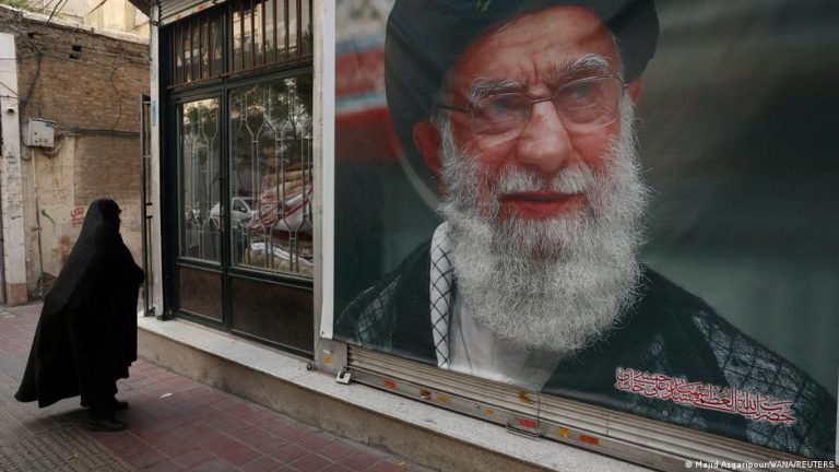 Cartel con el rostro de Ali Jemenei