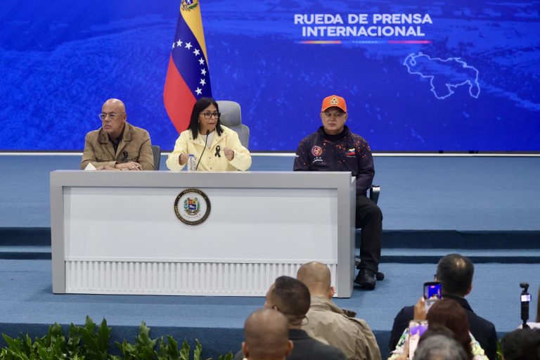 Delcy Rodríguez en rueda de prensa, junto a Jorge Rodríguez (i) y Diosdado Cabello .