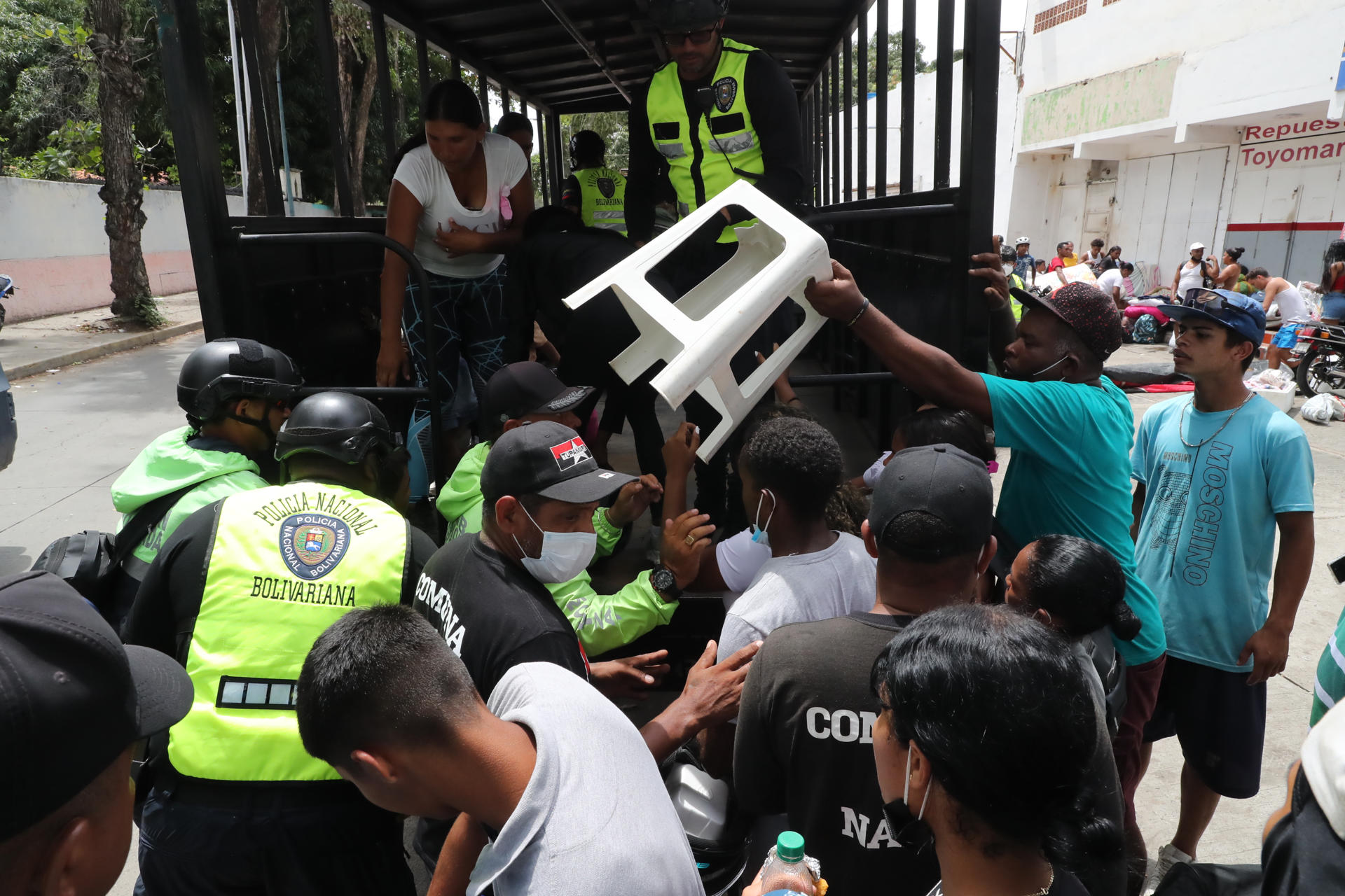 Personas protestan por la falta de respuesta del gobierno de Venezuela ante los terremotos.