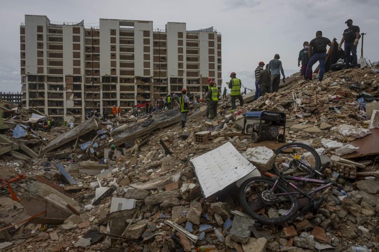 Voluntarios y rescatistas en La Guaira, Venezuela.