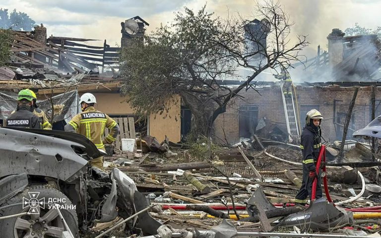 Rescatistas ucranianos trabajando en un lugar atacado por misiles rusos