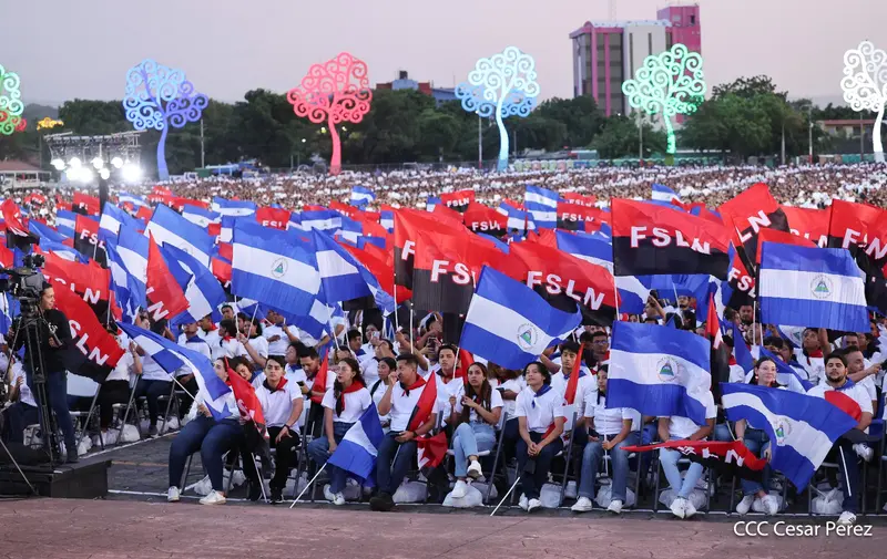 “Nos llevan acarreados”: Exigen llevar “acompañante” para llenar la plaza el 19 de julio