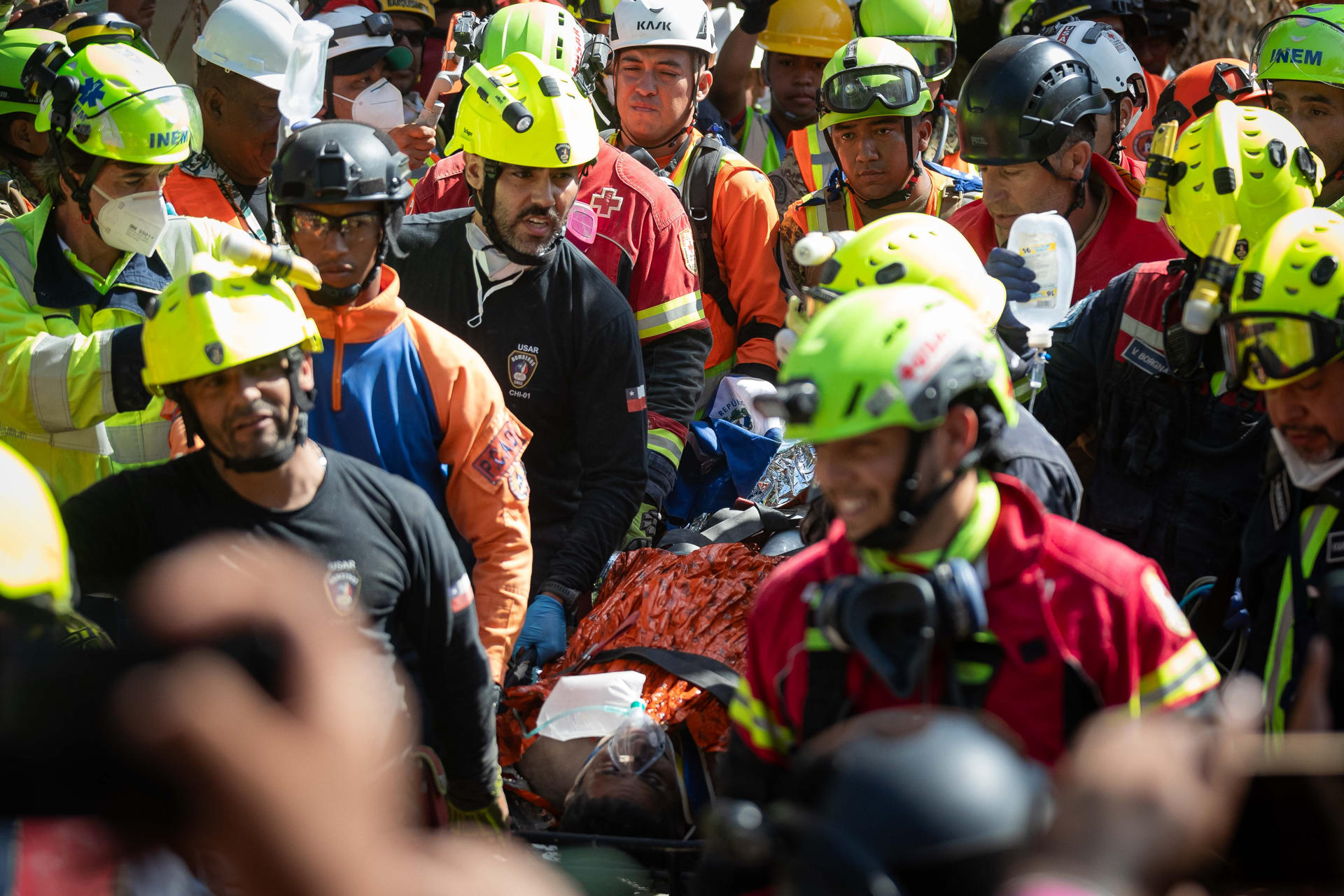 Rescatan a superviviente tras ocho días bajo escombros en La Guaira