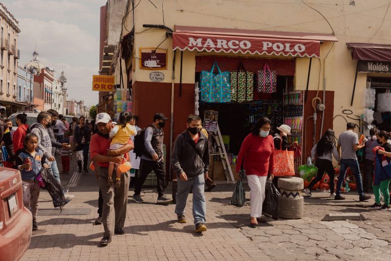 personas caminando